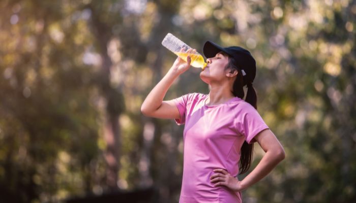 The benefits of drinking electrolytes are numerous, as they support essential physiological processes like nerve and muscle function, hydration, and pH balance.