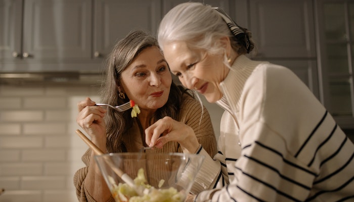 Older people having a chat during snacks : Strategies to improve nutrition in the elderly 